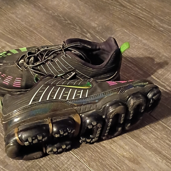 Nike Men's Black and Multicolor Athletic Shoes - Picture 7 of 8